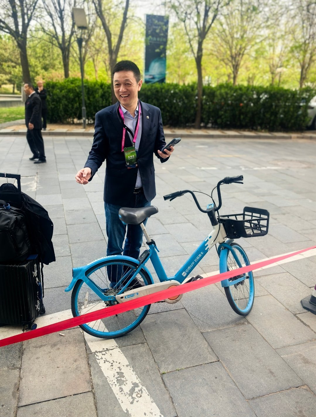 蔚来李斌骑共享单车来北京车展4月25日北京车展开幕，有网友拍到蔚来董事长疑似骑共