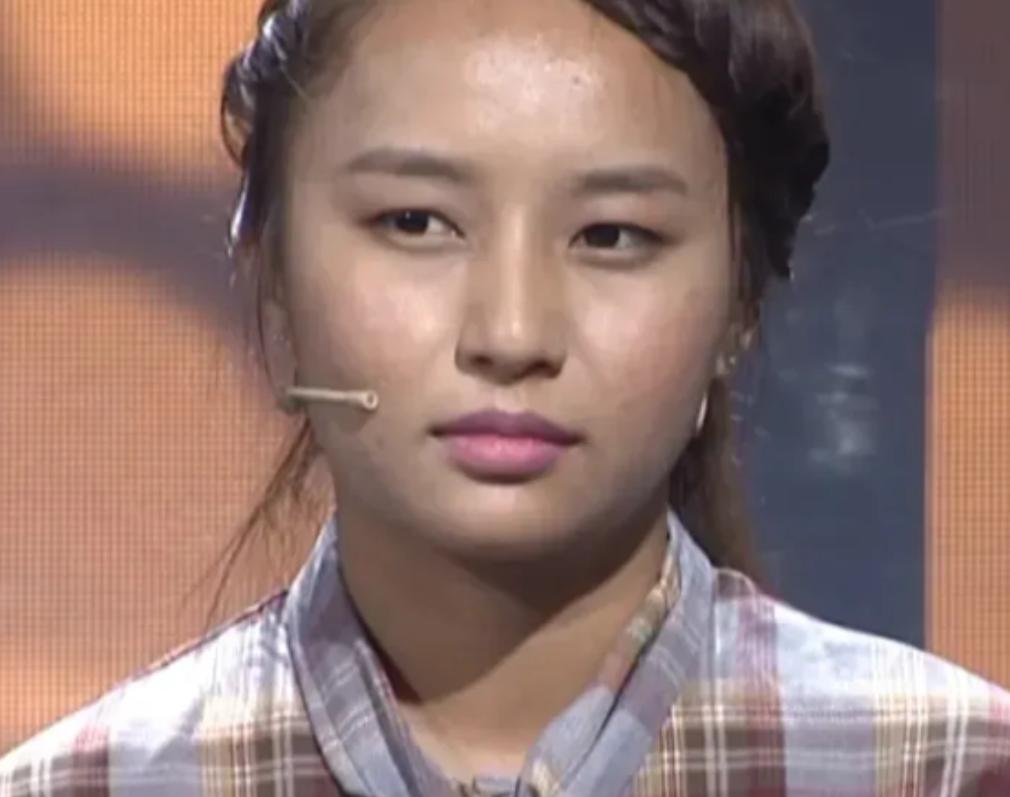 西藏女孩出生六个月，父母离异，把她丢给姑姑。2007年，姑姑实在养不起，把十岁的