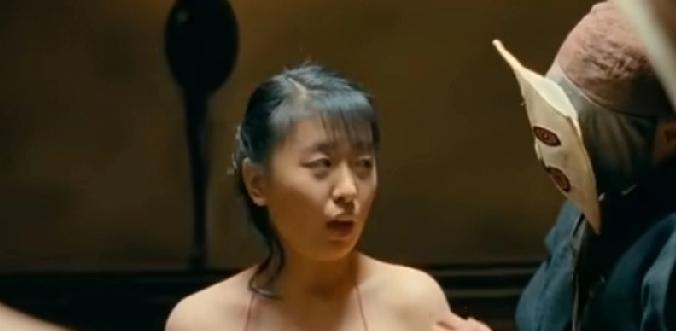 姜文用麻将牌挡住她胸口，审查官秒过，观众记了14年。那5秒镜头剪成三段送审。