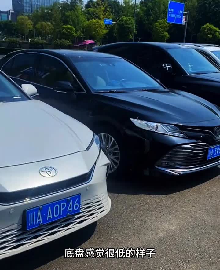 单独看九代凯美瑞底盘感觉很低的样子，跟上一代凯美瑞停在一起的时候底盘还有车身高度