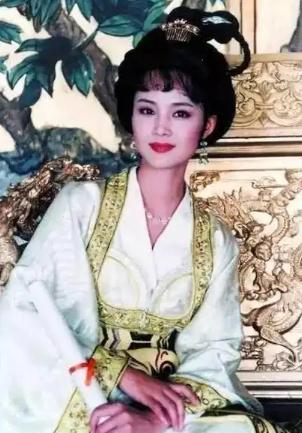 公元710年7月，李显叫上官婉儿来侍寝，俩人折腾完，上官婉儿靠在他的胸膛之上，轻