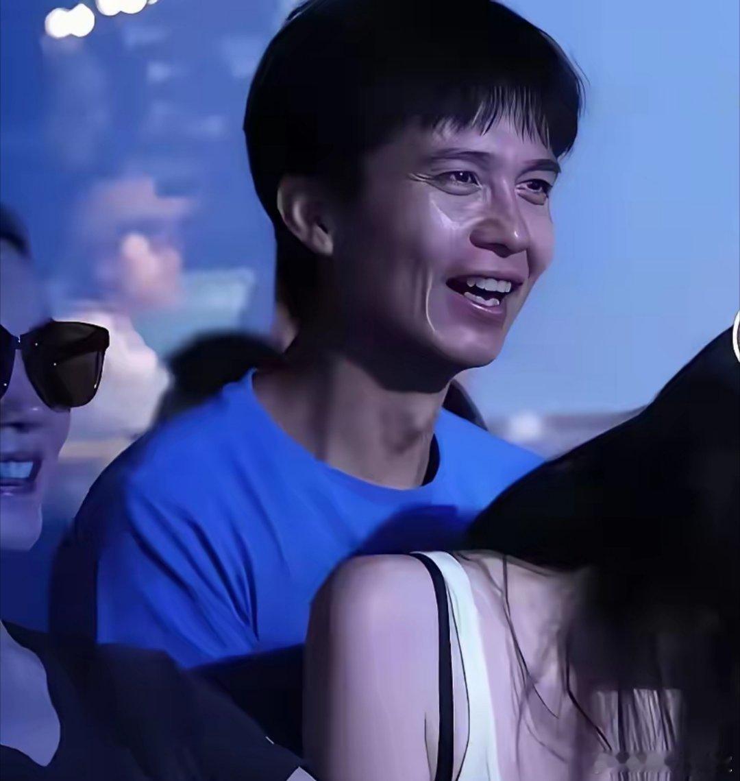 王菲的那个男闺蜜彻底人设崩塌，后续大概率还要面对3个窘境。1.他能混迹娱乐圈，全