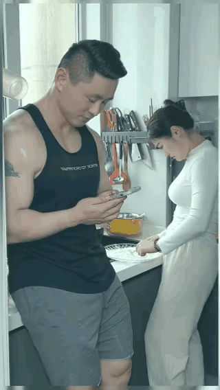 男子这招厉害啊，老婆主动道歉认错。当时女的正在准备面粉似乎是要做饭，男子站在妻子