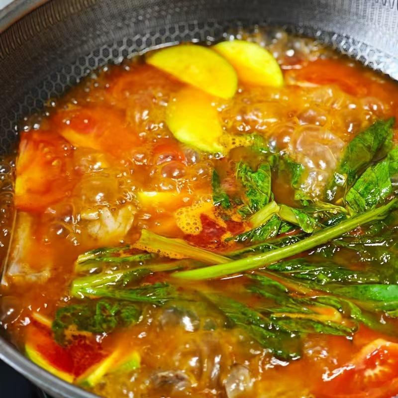 昨天试样的凯里红酸汤，味道很不错，酸味浓郁，配料干净，煮了软哨、牛肉丸、豆腐皮和