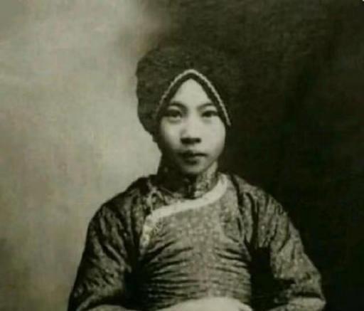 1919年，土匪王大龙看上18岁的青楼头牌张素贞。他拿出巨额赎金，老鸨却死活不同