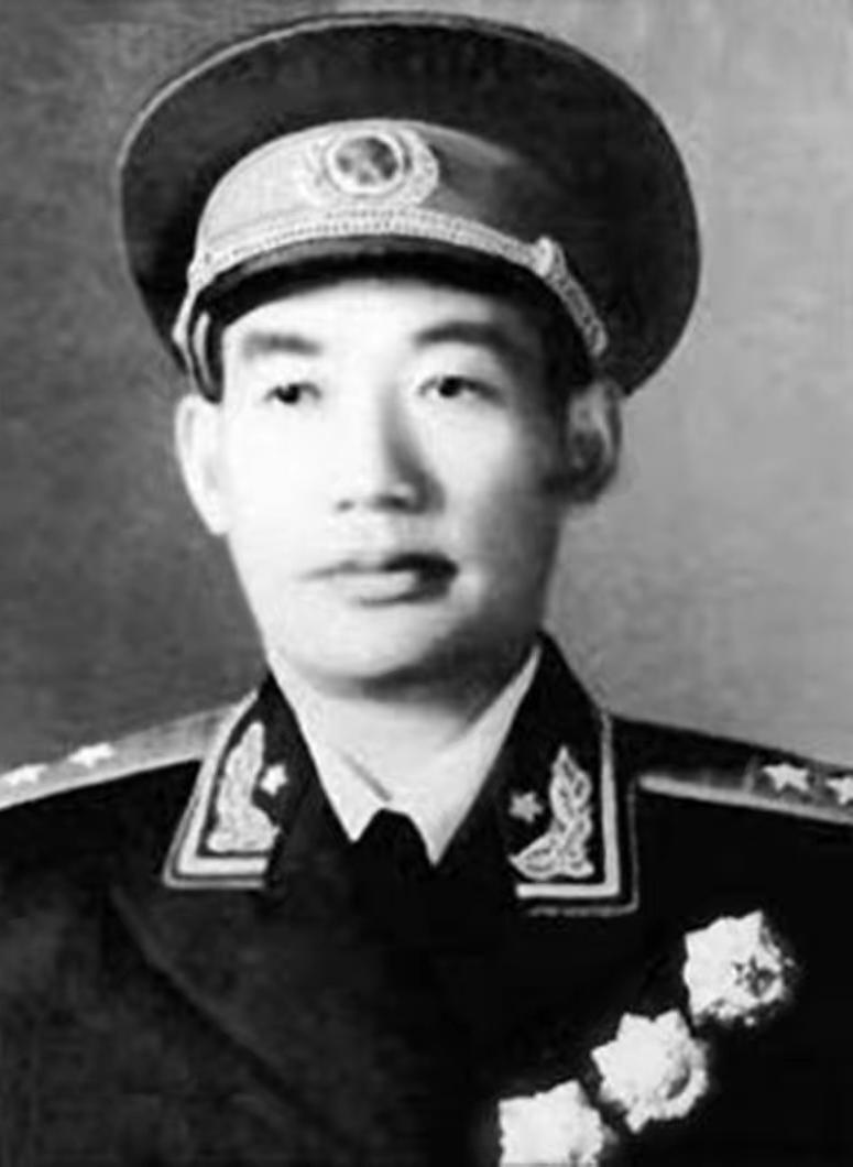 1963年，南京军区来了一个新政委，许世友看到他却面露苦色，因为许世友爱喝酒，可