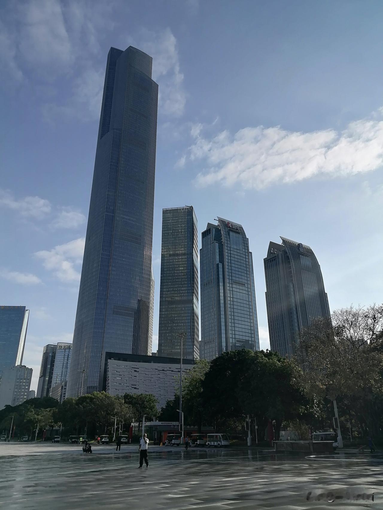 广州东塔和西塔都是广州超有标志性的建筑。广州东塔总高度530米，而广州西塔总高度