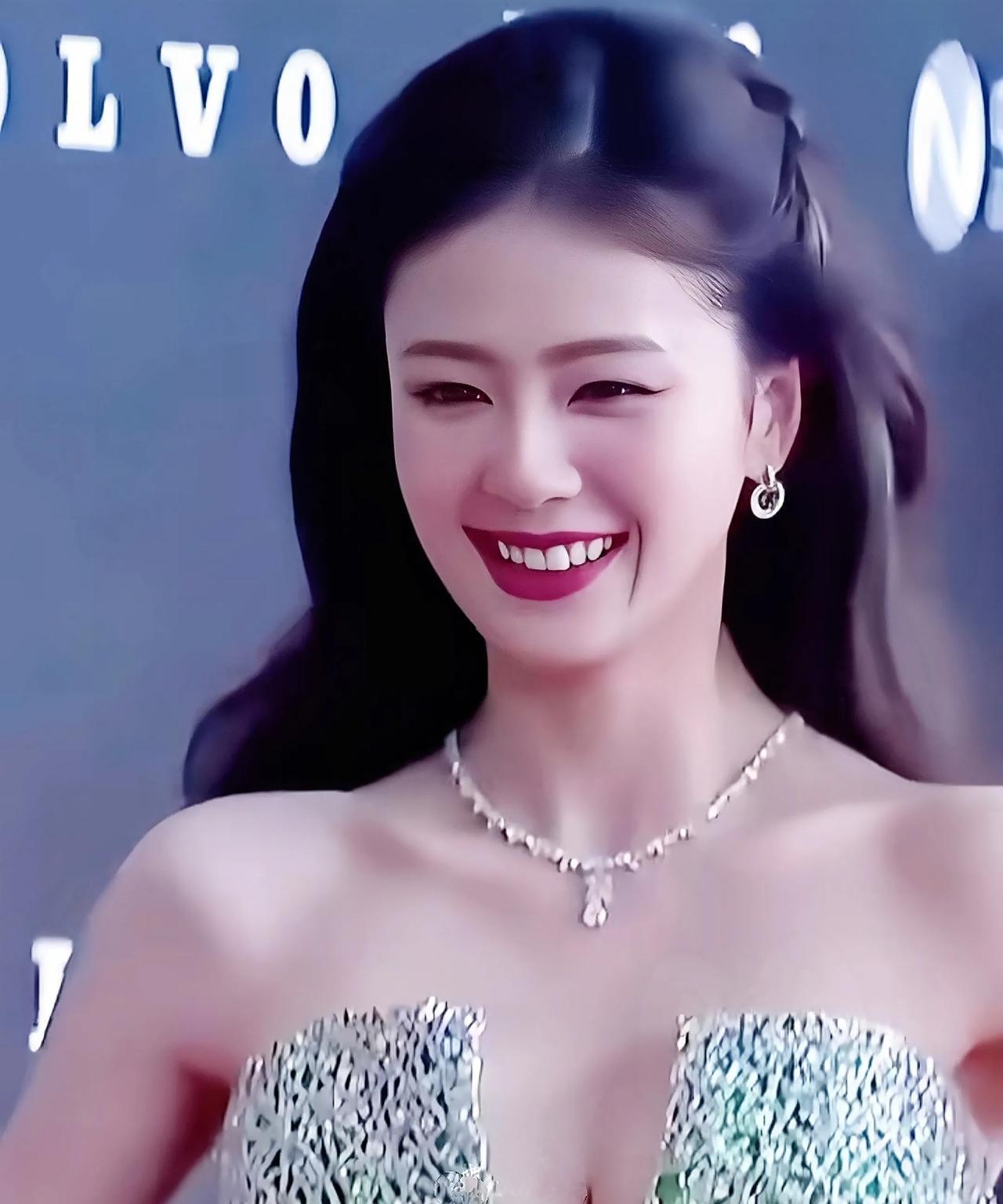 女神白鹿宛如璀璨星辰，熠熠生辉。她有着灵动俏皮的双眸，仿佛藏着星辰大海；甜美的笑