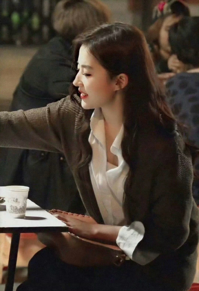 刘亦菲这张照片告诉我们：只要人长得漂亮，哪怕吃路边摊都会美得发光