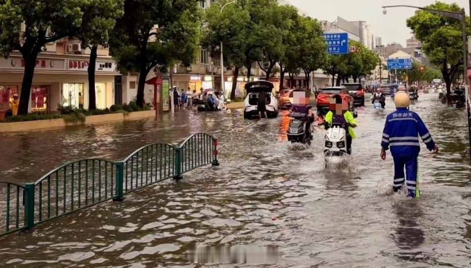 上海暴雨橙色预警，街面积水严重，出行需谨慎！上海中心城区暴雨预警升级为橙色二级。