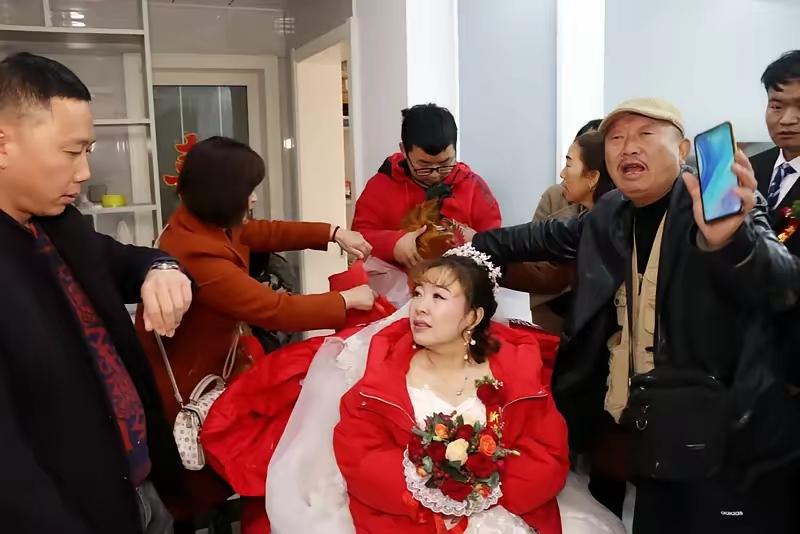 刚结婚1个月，娘家弟弟出车祸，婆家的做法让她当场泪崩刘女士十月份刚办完婚礼