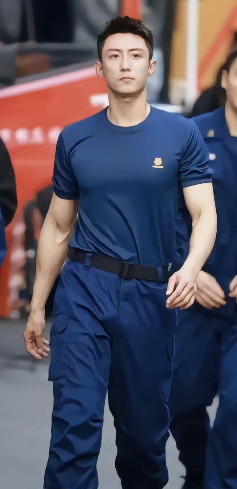 黄景瑜交了300万，签了合同，成了中国第009号太空游客。这不是节目，也没剪辑，