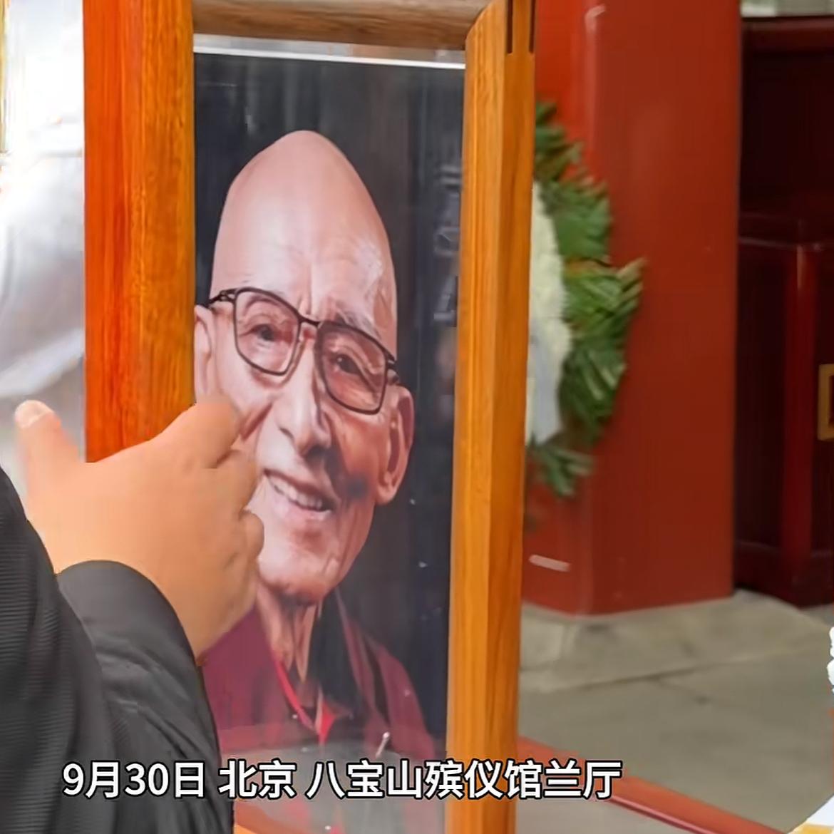 游本昌追悼会上“最无耻”的一幕曝光！胡歌、陈龙离开时遭持续跟拍，一直到车子停放