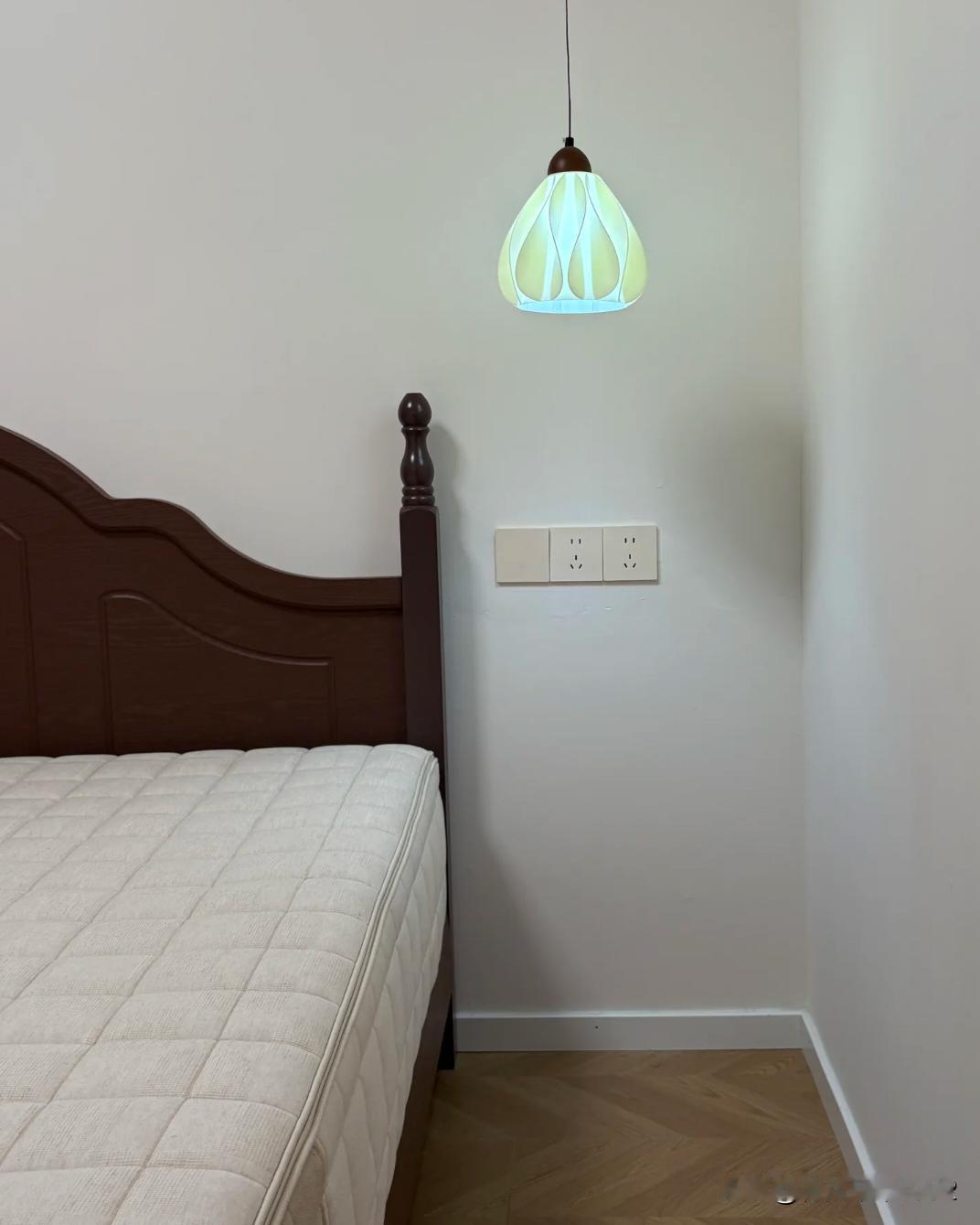 这里除了床头柜还能放啥！！床头柜我放在床的左边的！这里的话有个小吊灯，感觉下