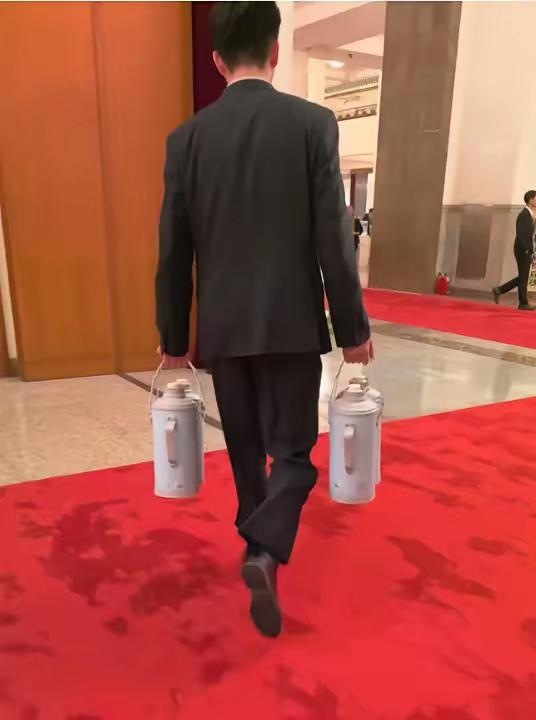 谁能想到！两会刚结束，火遍全网的竟是用了30年的老式热水瓶！​​它能突然爆火