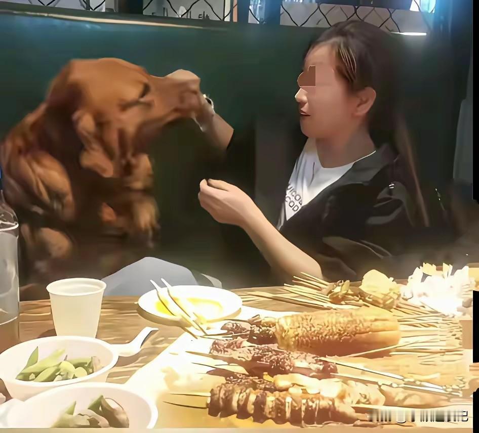 某女人带着狗狗去吃烧烤，某些人就骂她，骂到狗都不想活了，说是因为她，店名声才会受