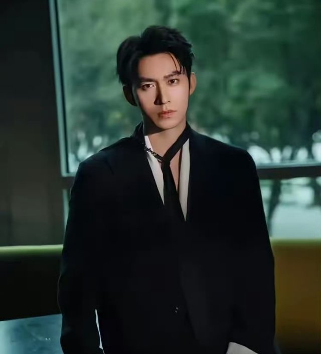 短剧圈终于有人敢捅破这层窗户纸了：郭宇欣不是跟谁都有CP感，她缺的不是剧本，而是