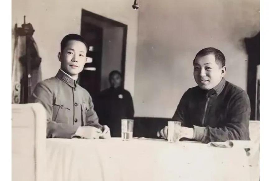 一张老照片，摄于1935年的西安，大家看看这两人是谁？这并非演戏，也并非电视剧中