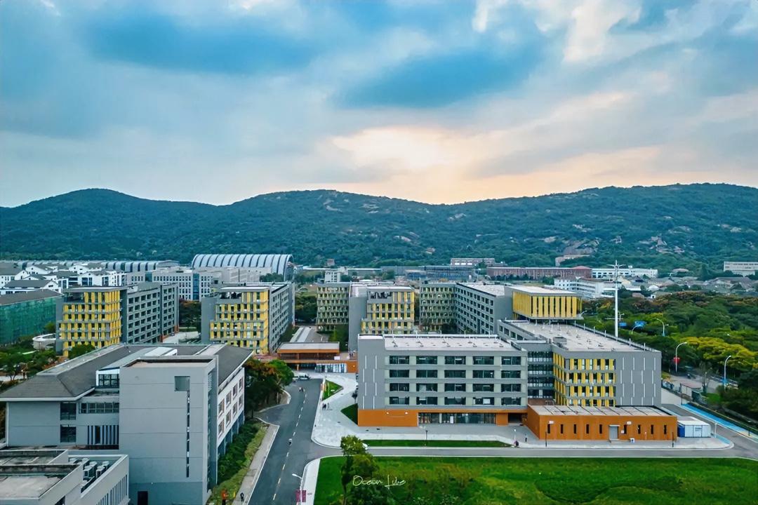 东南大学在无锡成立新学院12月27日，东南大学举行第十届国际青年学者论坛无锡