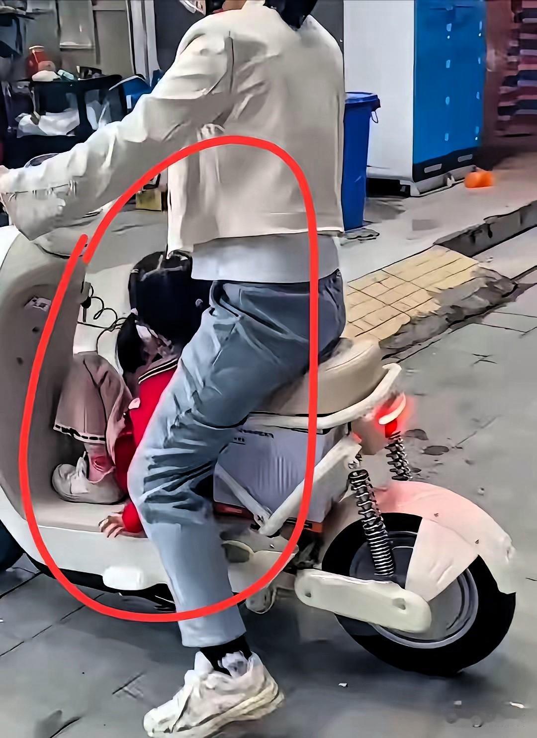 过分了！新国标电动车这波操作真是让人血压拉满！限速25码也就算了，连后座都给砍