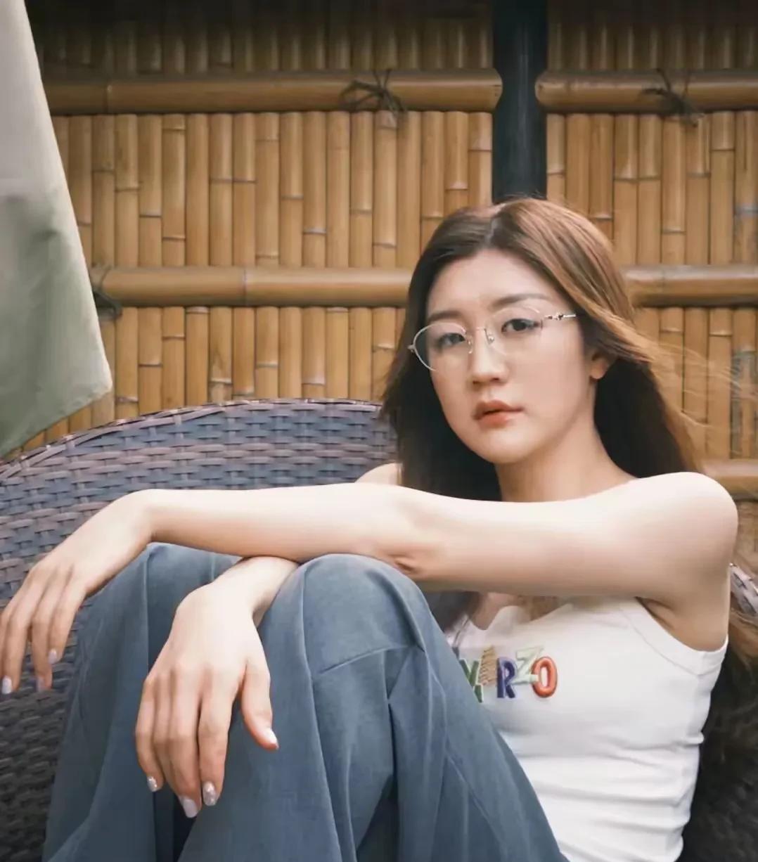 陈梦晒美照了，穿搭清凉，配上银镜，更有一种文静的美