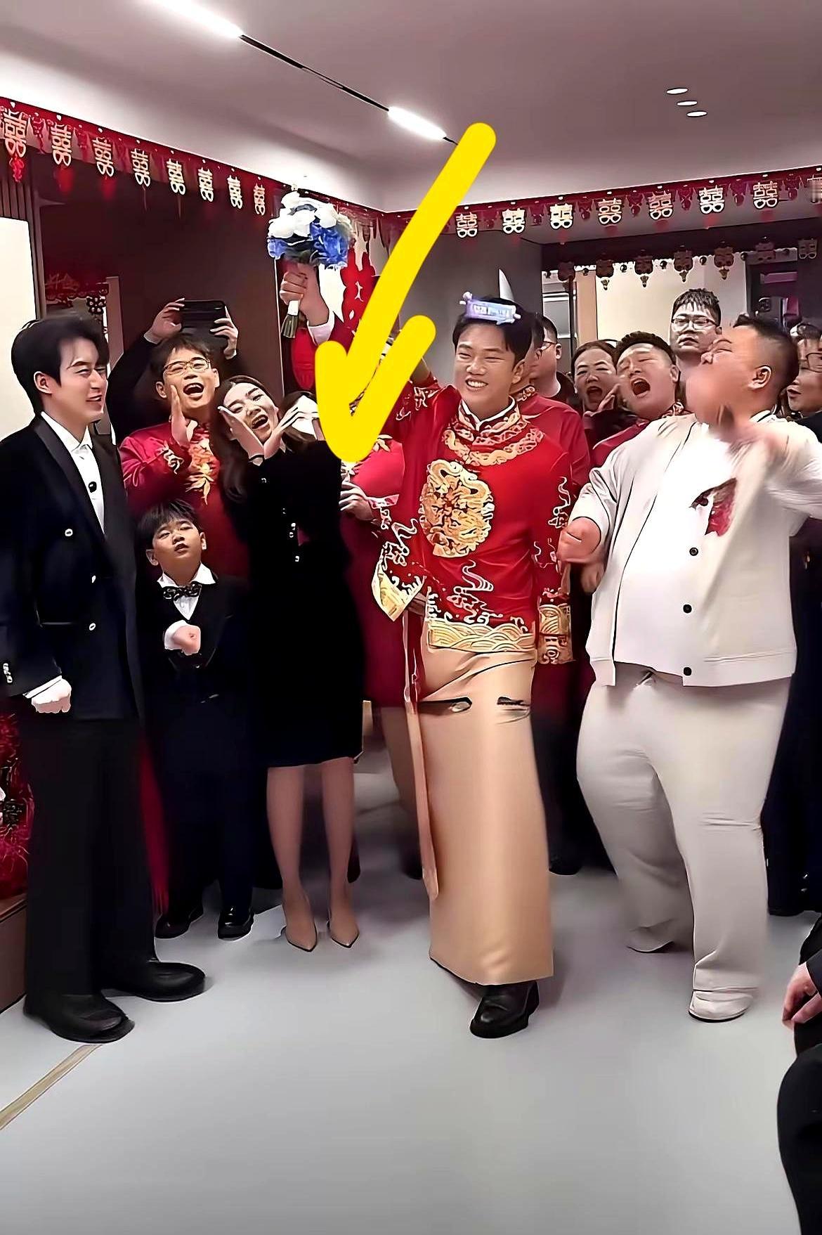 解清帅婚礼上，大嫂穿身黑衣服，站在红粉色喜宴里，网友吵翻了。有人盯着屏幕直嘀