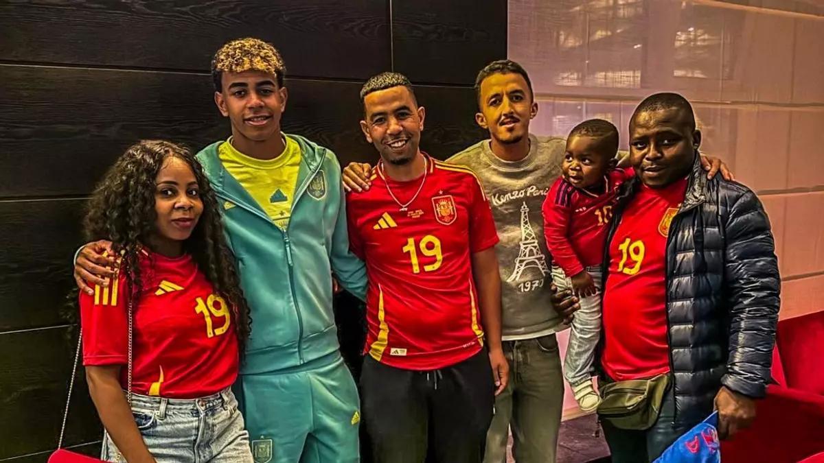 见过啃老的，没见过啃小的。亚马尔的父母，父亲穆尼尔来自摩洛哥，母亲西拉来自几内