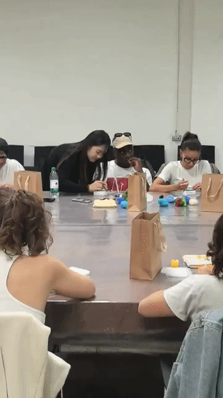 黑人留学生竟然打不开面前装有小吃的塑料盒子？热心的小姐姐主动过来帮他用勺子戳破