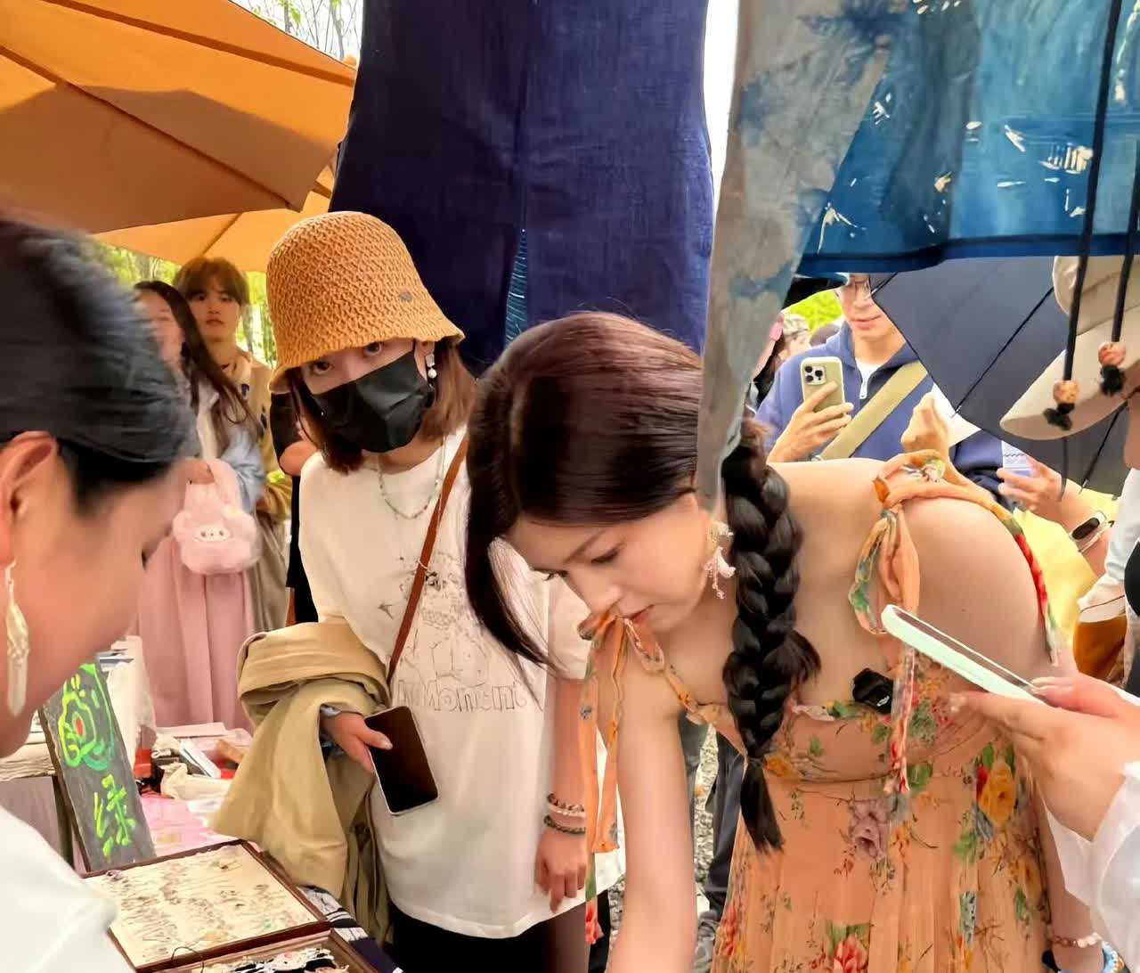 陈妍希，好可爱。6月3日，陈妍希在大理参加活动被偶遇，她扎了一个斜马尾辫，穿