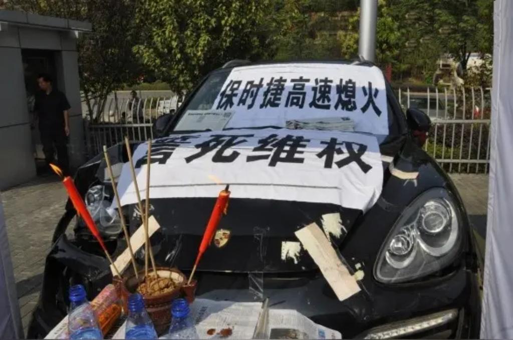 保时捷2025年业绩急转直下，营业利润暴跌超23%，前三季度跌幅达99%。核心原