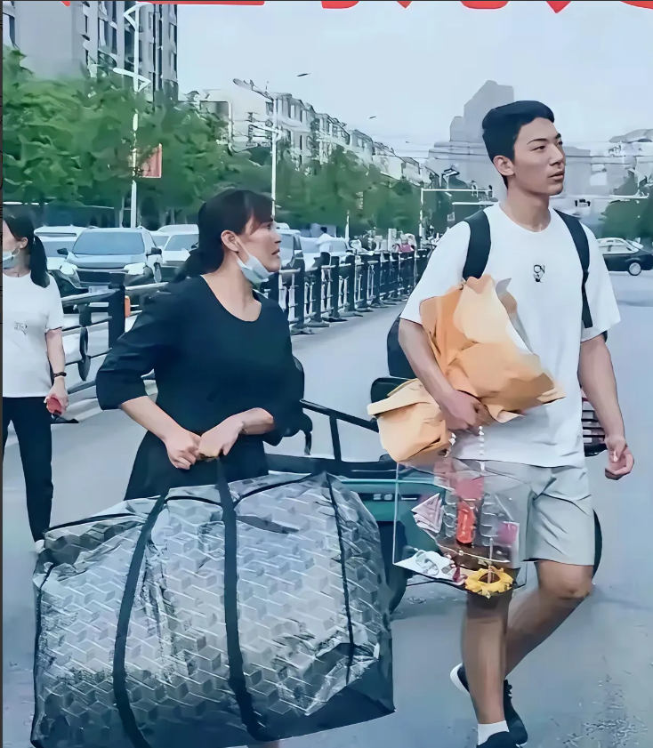 惨了！这男孩无意间成了反面典型，全网都在斥责，真是六亲不认啊！图中的男孩，一米