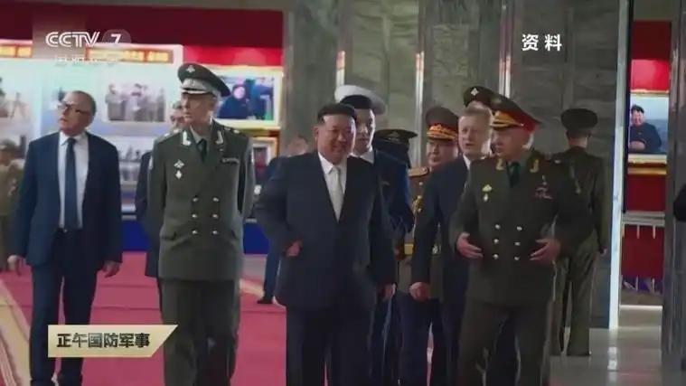 通过公布的名单，至少有三条值得关注：一是金正恩亲自来华出席，且排名紧跟普京之后，