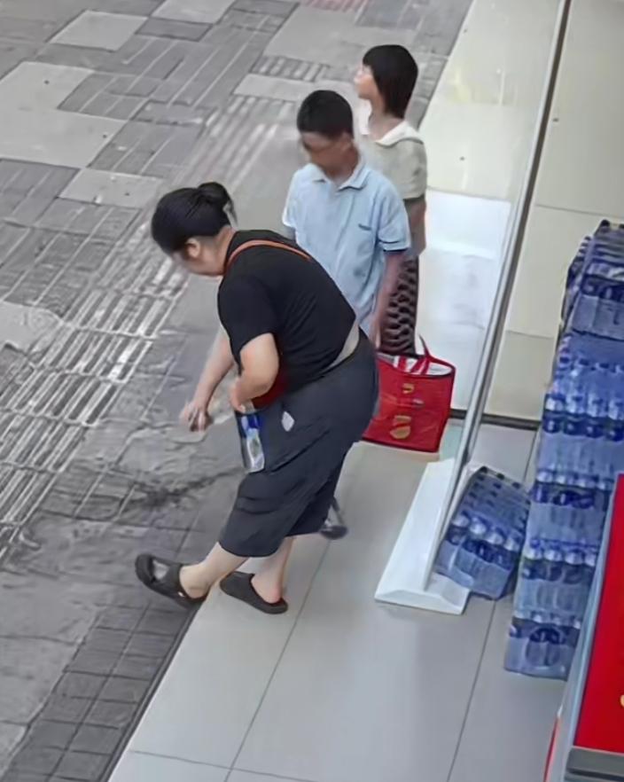 一名女子带孩子逛街，走的累了渴了前方刚好有一免费矿泉水，三人喝的差不多了，孩子说
