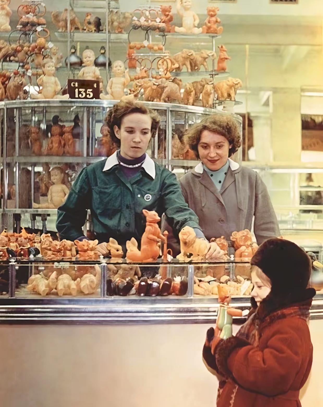 苏联解体后，其他国家都是抢武器，抢人，抢技术。印度第一个来还钱，一口气把欠的10