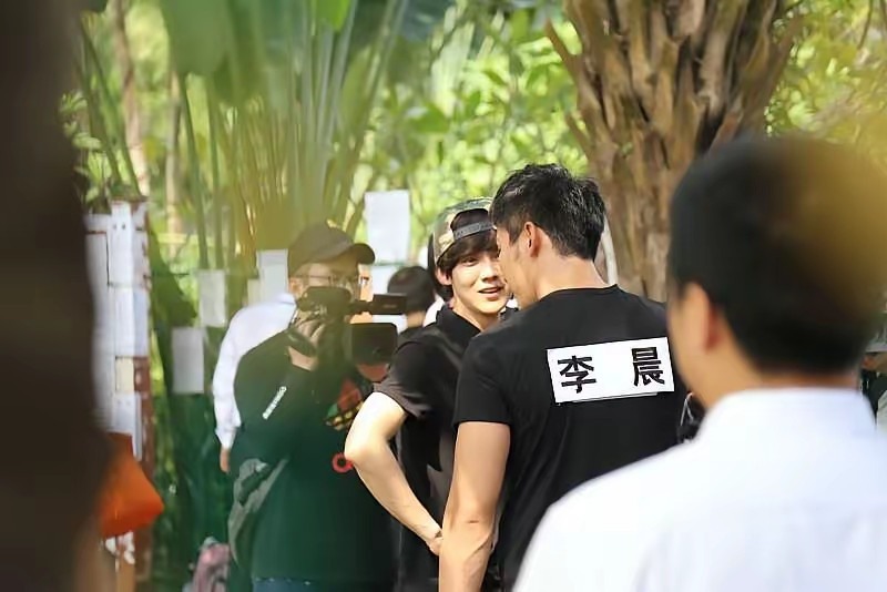 白鹿在跑男的“双标眼神”被扒：对着李晨躲着走，对着郑恺绕着走，藏着综艺圈最真实的社交潜规则追了《跑男