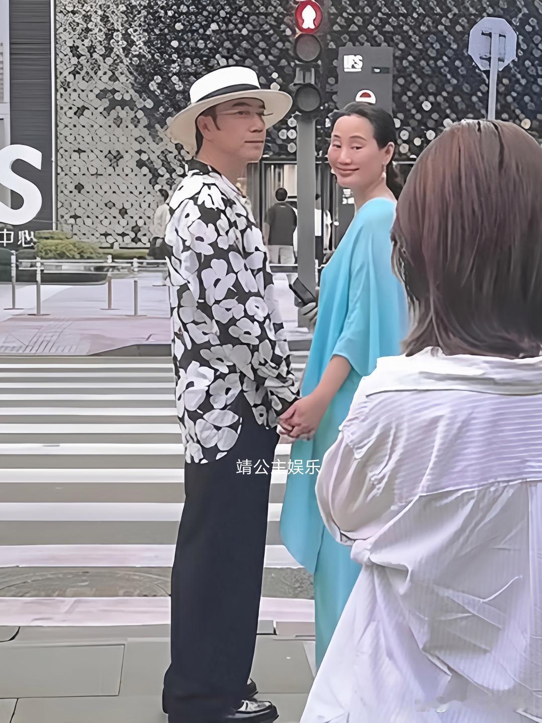 成都太古里偶遇林依轮和妻子西华逛街。林依轮56岁依旧活力满满，西华气质出众​​