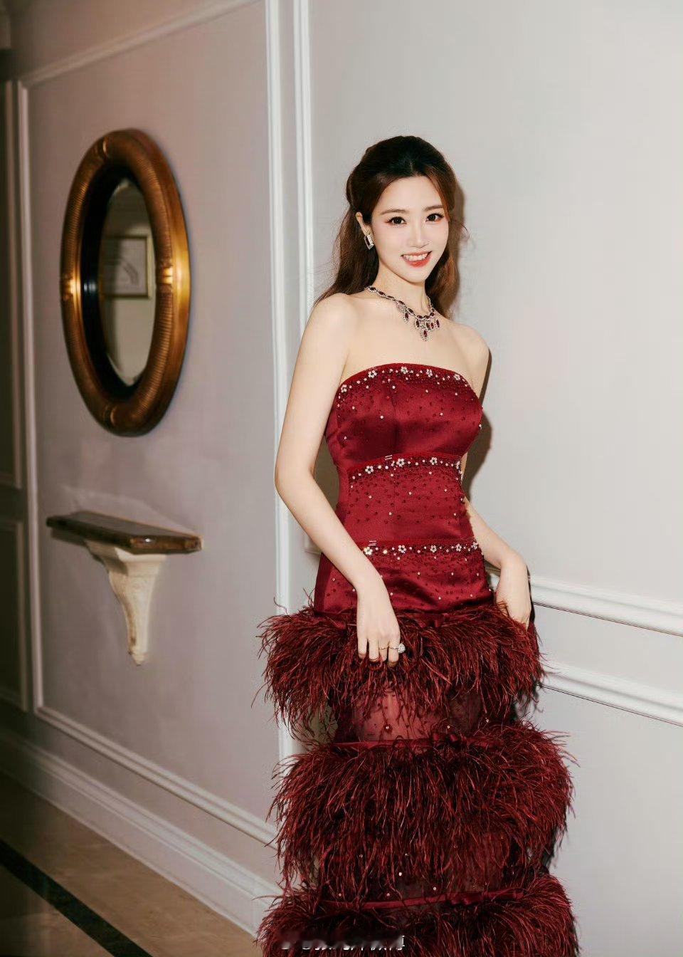 张纯烨跨年主持弹琴好全面谁被张纯烨的跨界能力折服了！主持台上游刃有余，琴键前光芒