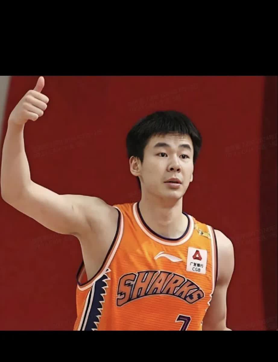 现在中国男篮在亚洲杯上最需要的是像郭昊文201身高的后卫。但郭士