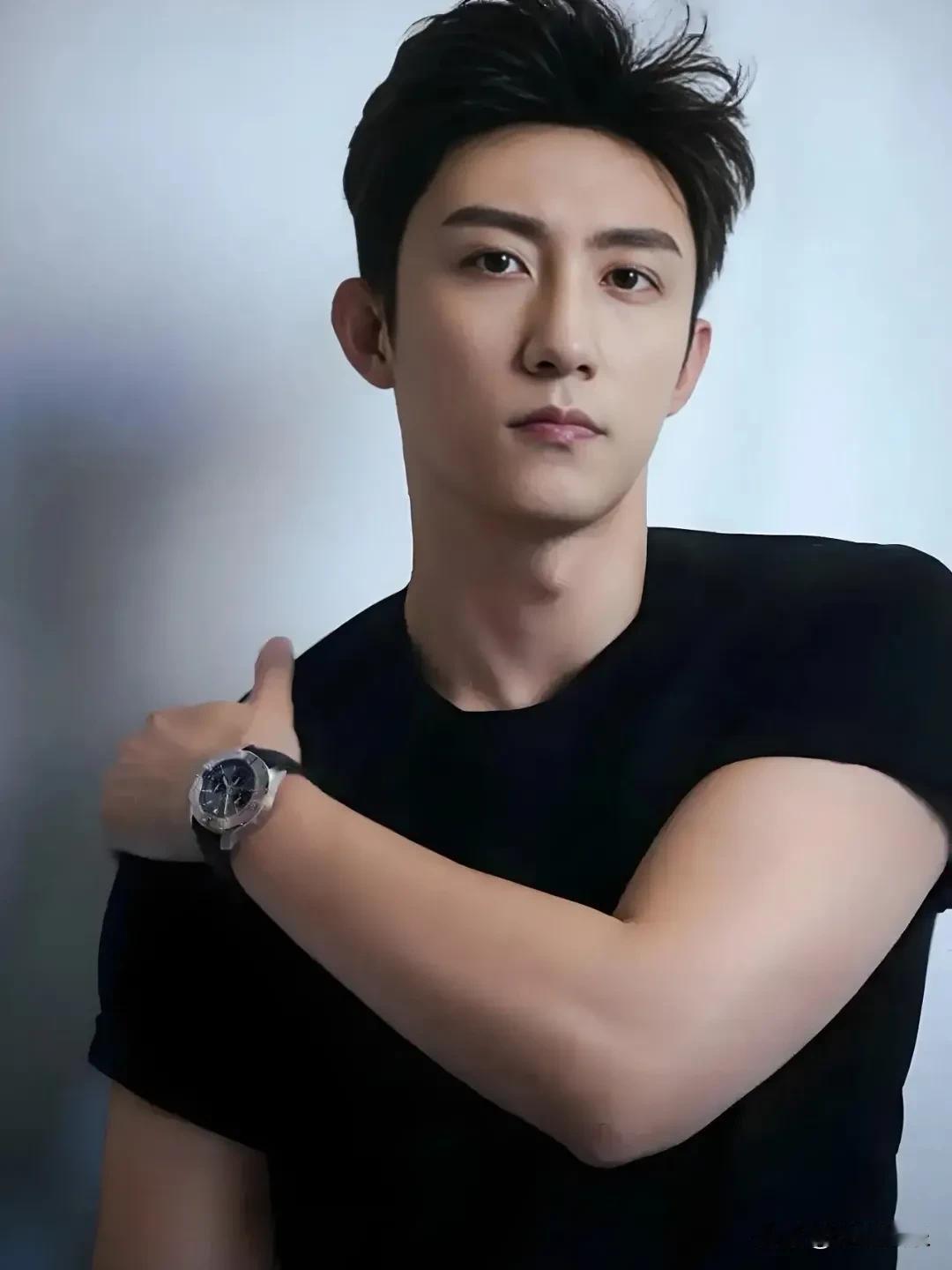 70亿！那个辽宁硬汉黄景瑜，把人生开成了赛车大年初二的电影院暖气很足，荧幕上