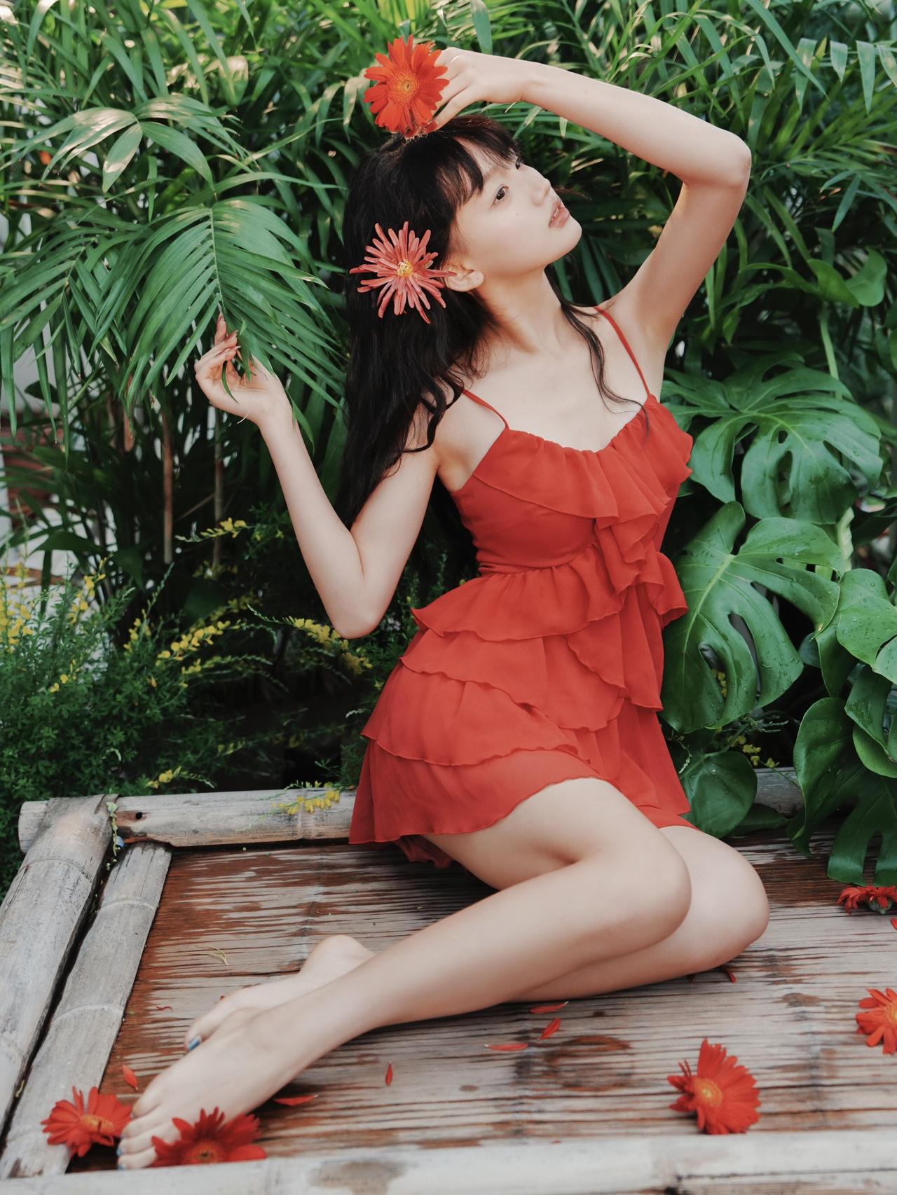 关于人像摄影的配色，看一下这组，作品将红绿色彩置于中式竹席场景中，碰撞出独特的东