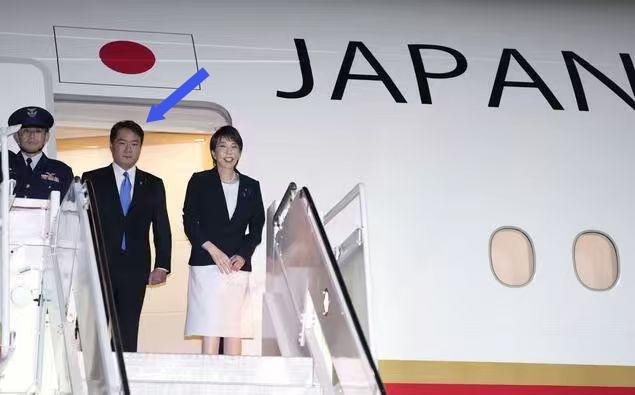 不是善茬！只要高市早苗乘机外访，他旁边的这名男子必定随行！首先可以确定的是，
