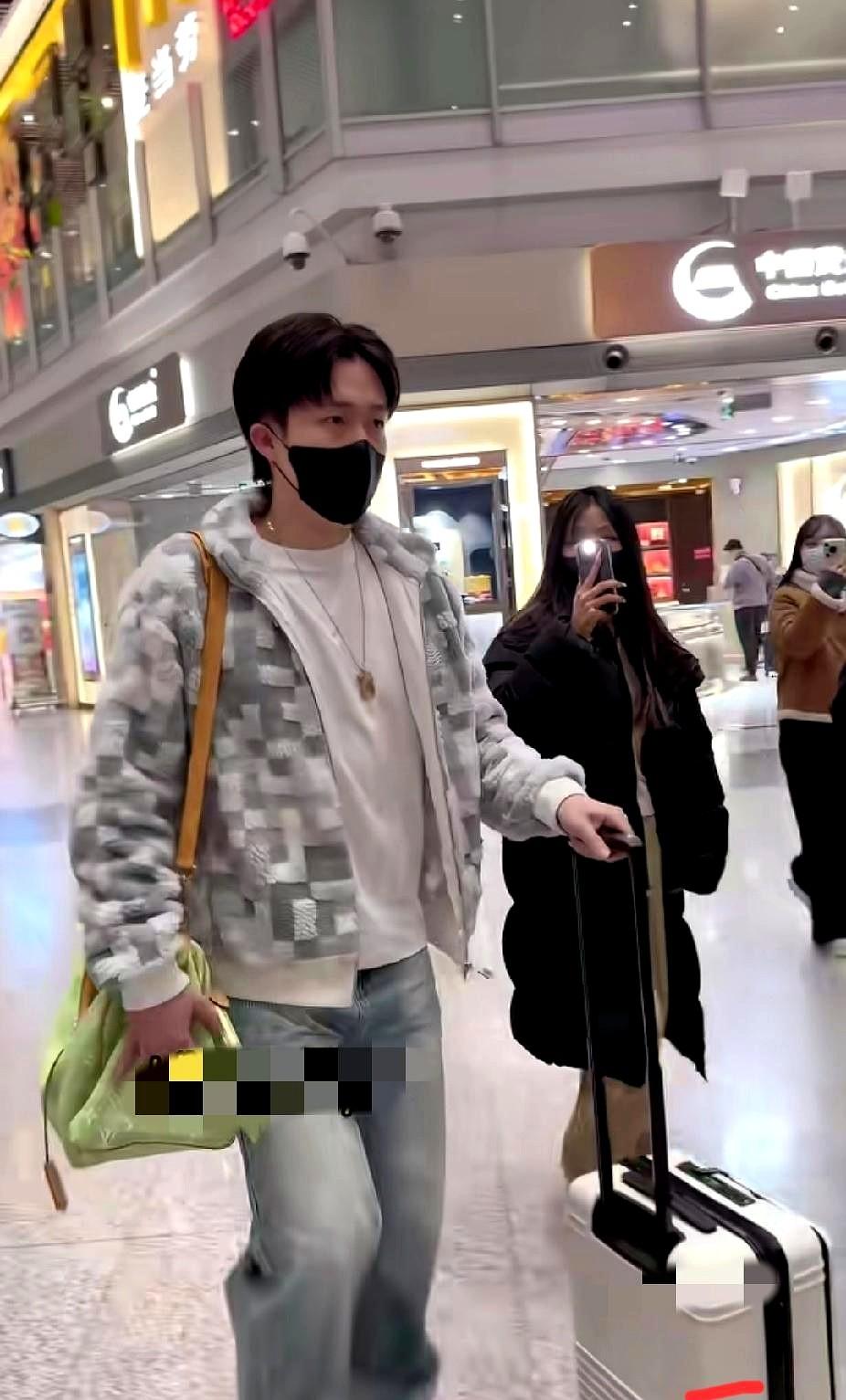 王楚钦再次出发，下一站——成都。他是那个一直扛到最后的人，累到大口喘气，一赛三