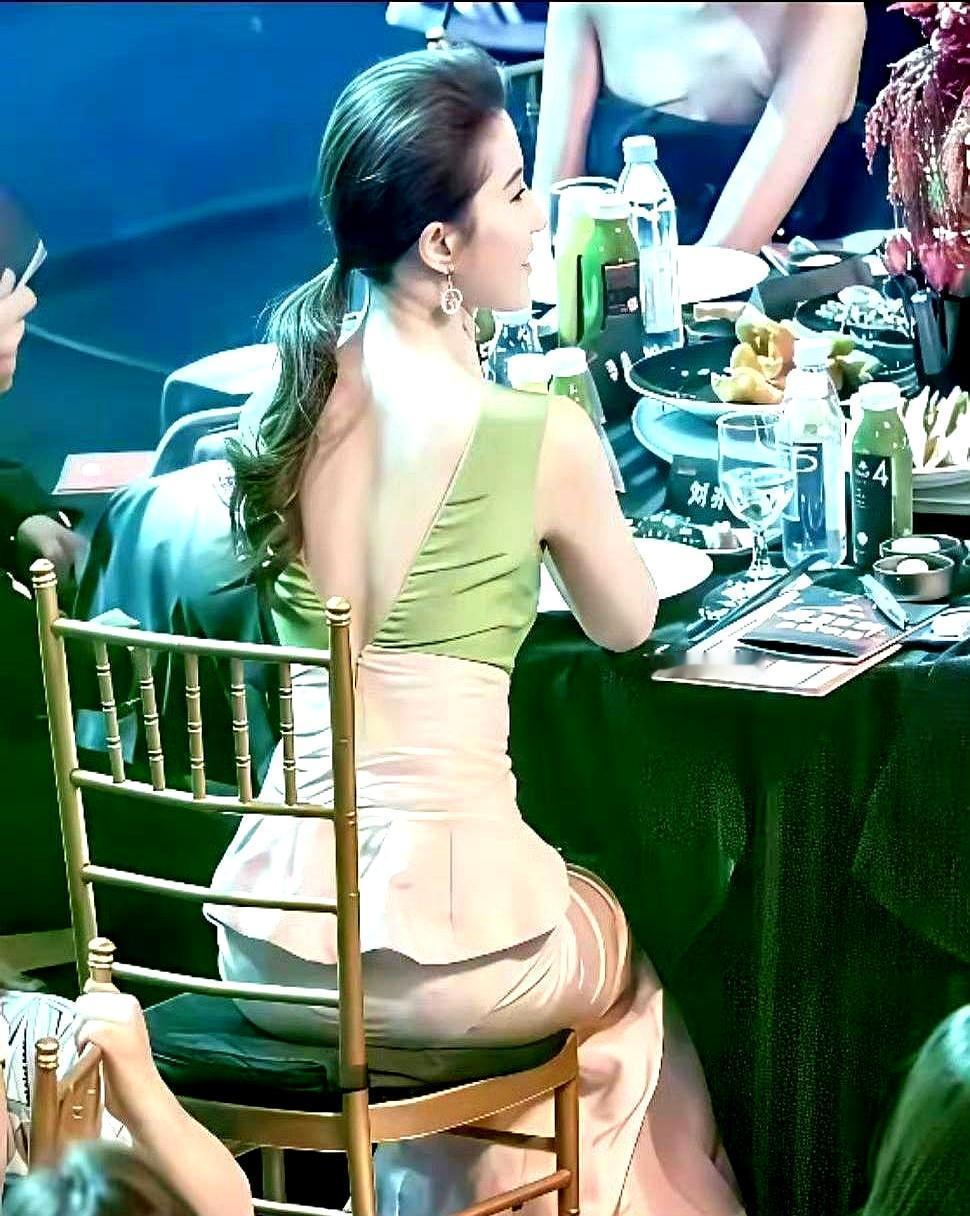 别被“仙女发量”骗了。刘亦菲头皮都看得见，全靠发缝粉+五片假发片撑场。红毯