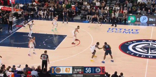 小卡巧妙肢解尼克斯防守，尼克斯的防守在小卡眼中仿佛就是摆设……从三分线外一路撵