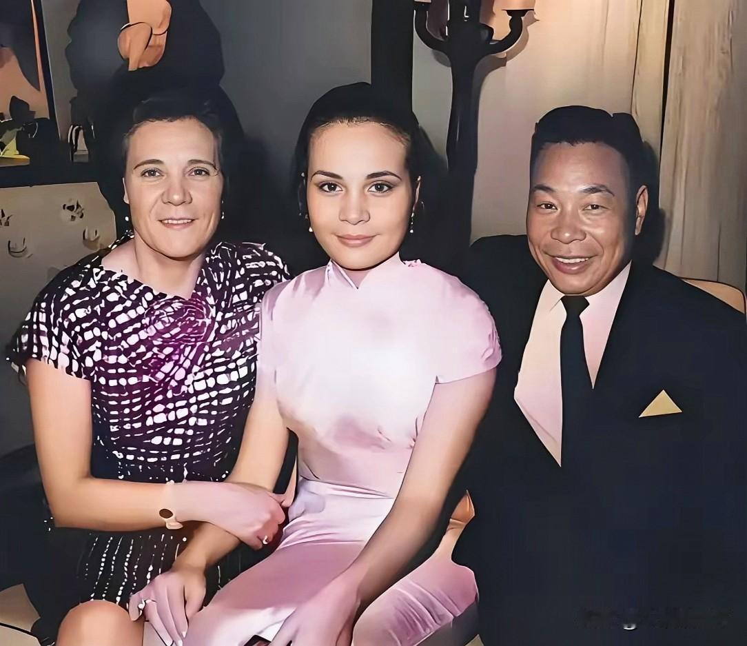 这是蒋经国与妻子蒋方良及女儿蒋孝章的一张合影老照片，拍摄于1960年的台湾。这并