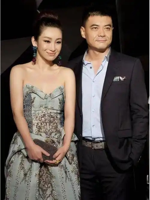 当年，王新军诚心诚意地向秦海璐表白，但秦海璐却很生气地对他说:“你是有家室的人，