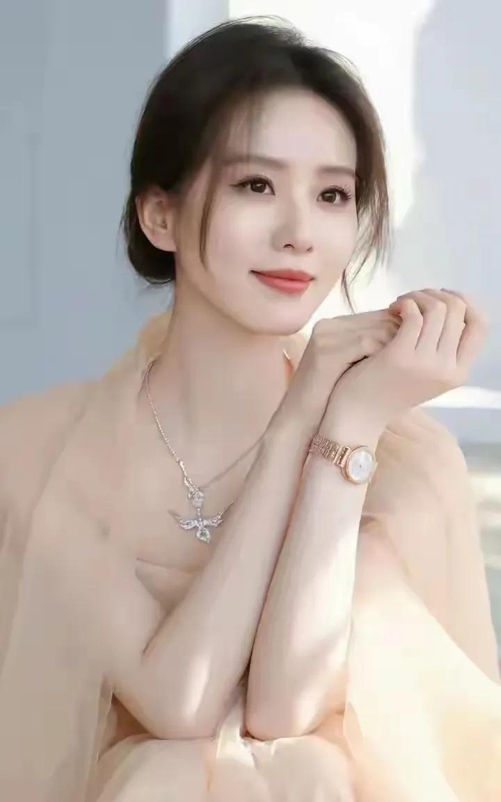 刘诗诗小巧玲珑的一张脸，太美啦！乌黑靓丽的头发，皮肤白皙透亮，大气优雅，美丽动