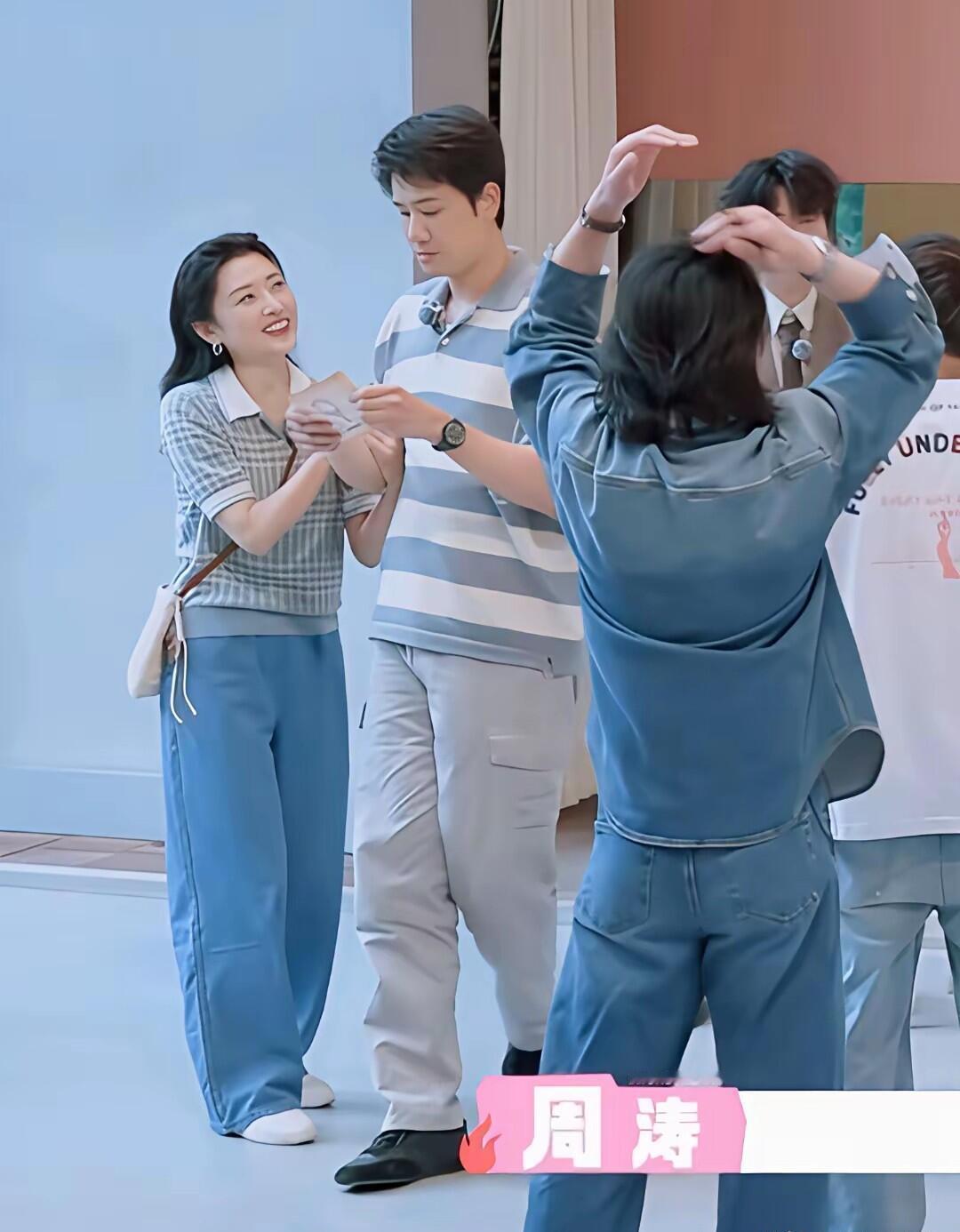 周涛有168的身高，在女主持人里是标准的身高，完美无瑕，气质佳，怎么站在男嘉宾的