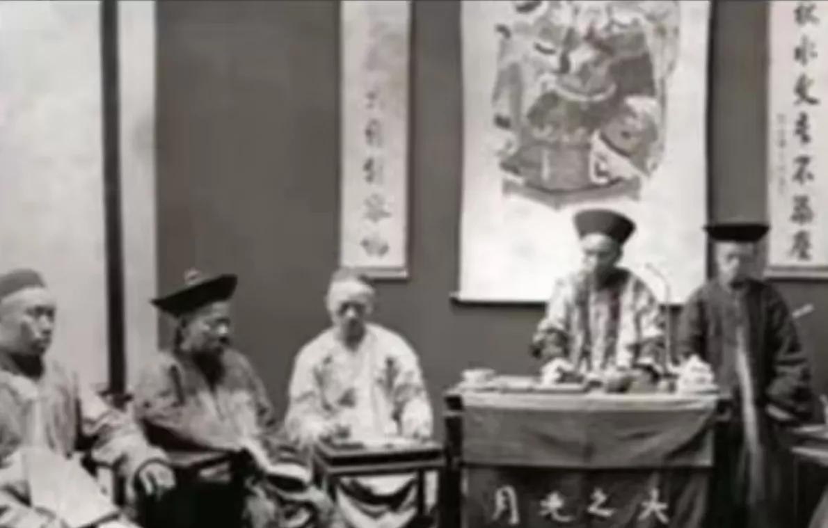 老百姓过得苦，衙门里的官老爷只顾着捞银子，谁家要摊上事，只能自认倒霉。这鲍齐氏