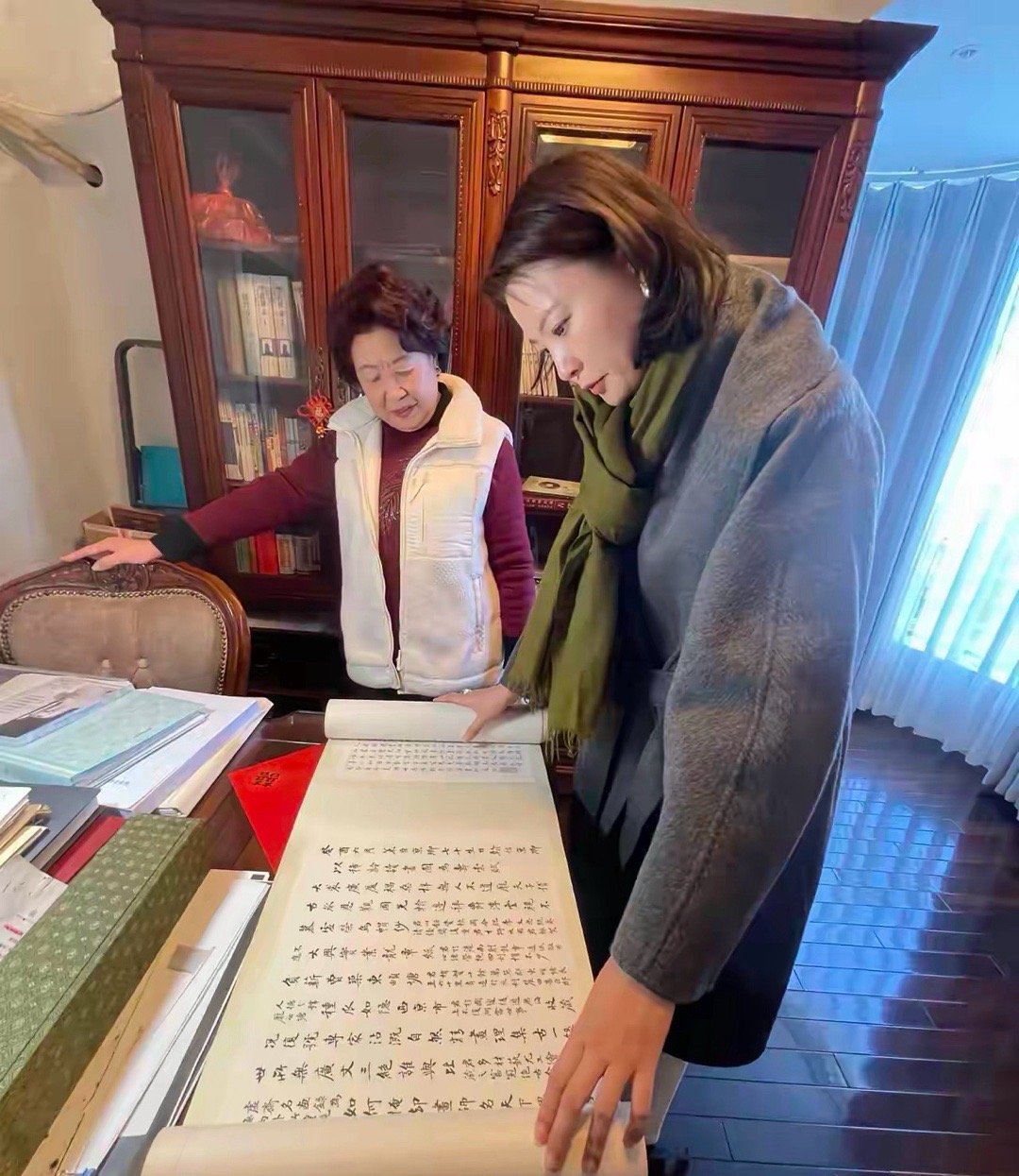 刘芳菲登门致歉，为前几天节目请错庞家人，向庞叔令女士致歉。庞女士也住在苏州，其实